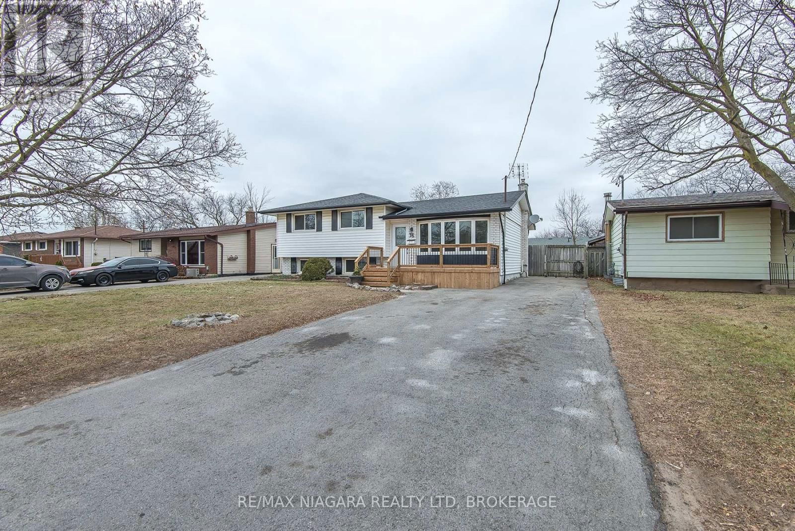 16 HUNTLEY CRESCENT Image 2