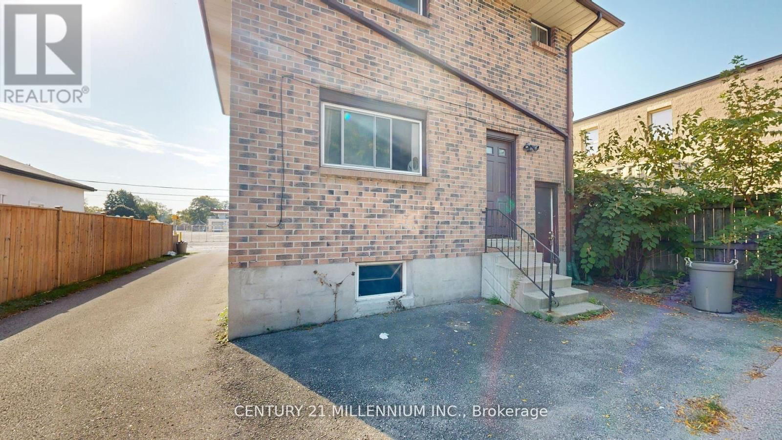 184 SIMCOE STREET Image 37