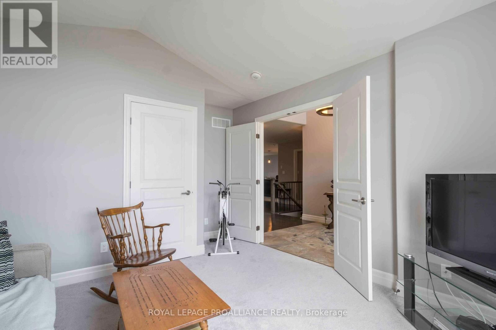 8 CREWS CRESCENT Image 7