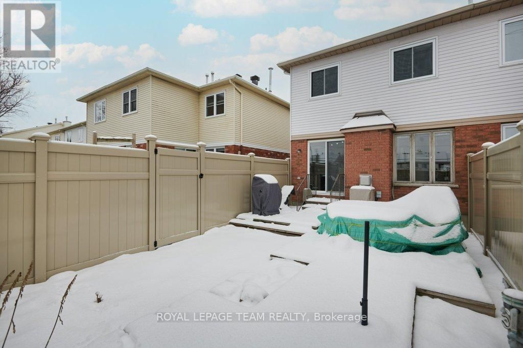 47 GRENADIER WAY Image 32