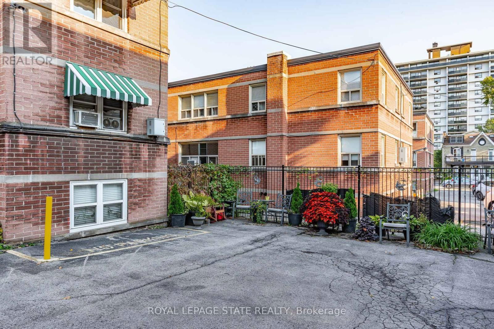 14 - 227 MACNAB STREET S Image 35