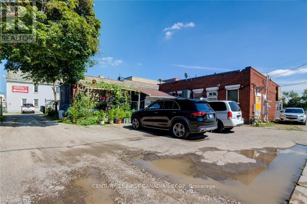 1066 DUNDAS STREET E Image 26