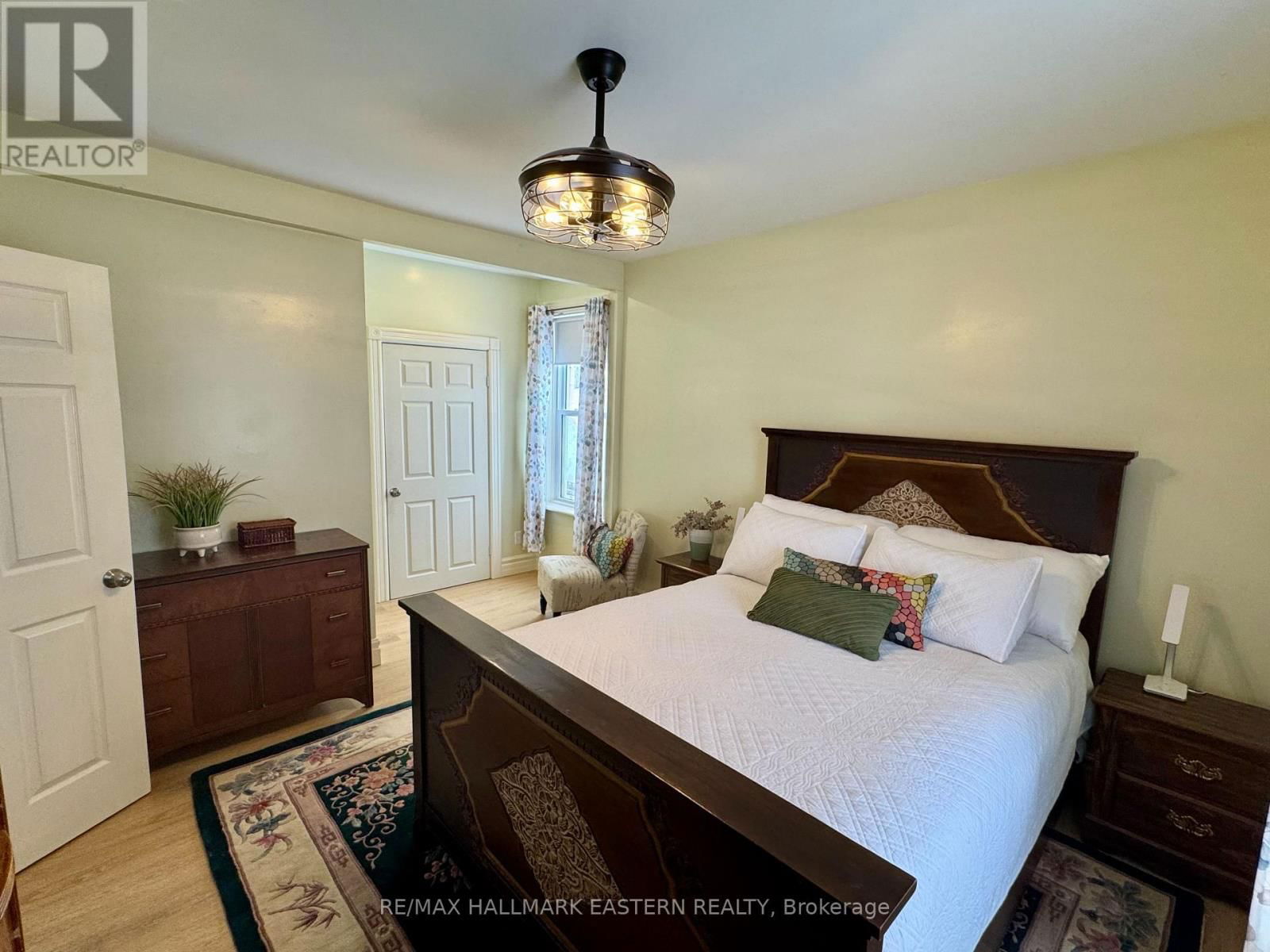2464 QUEEN MARY STREET Image 11