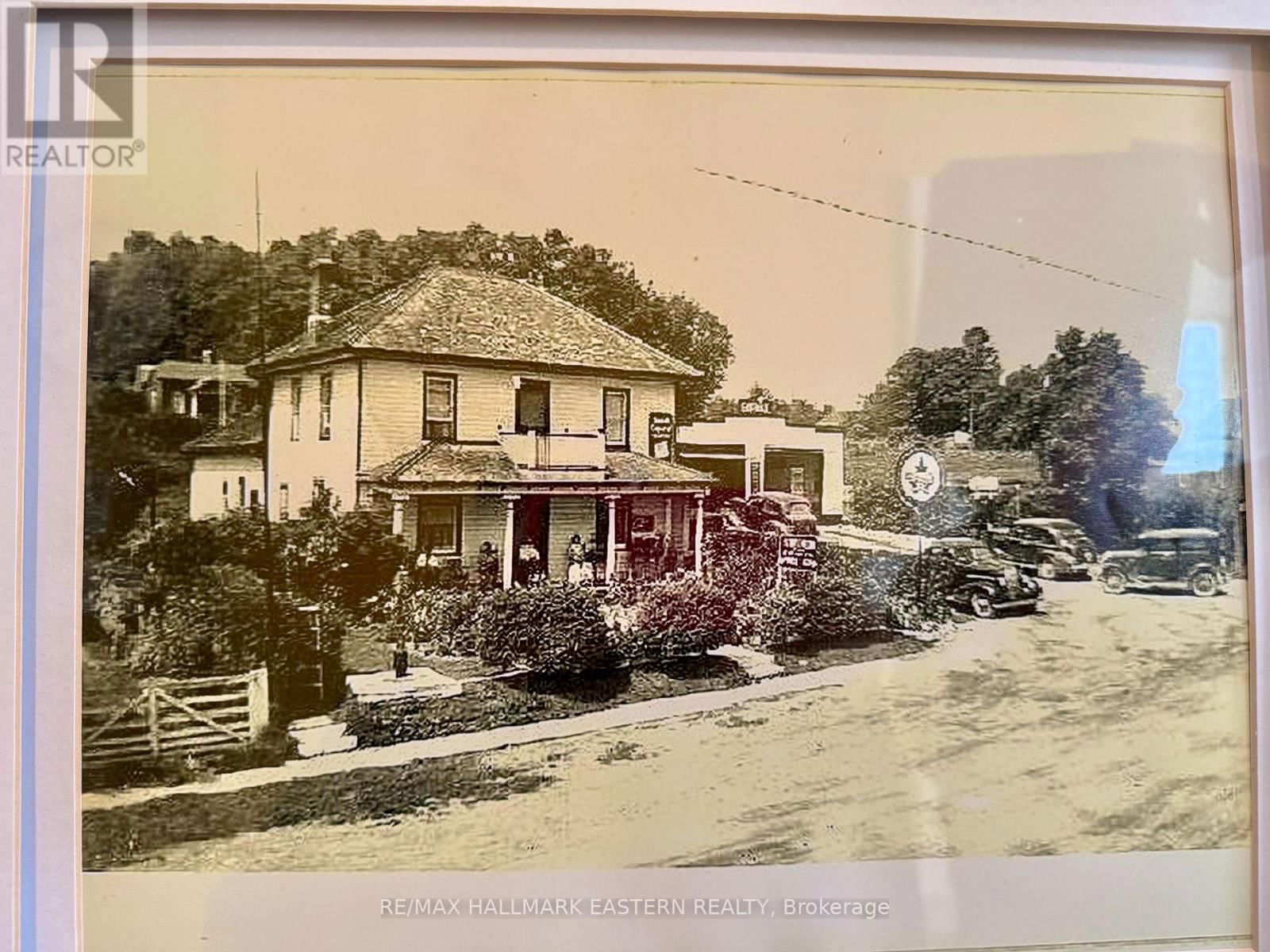 2464 QUEEN MARY STREET Image 23