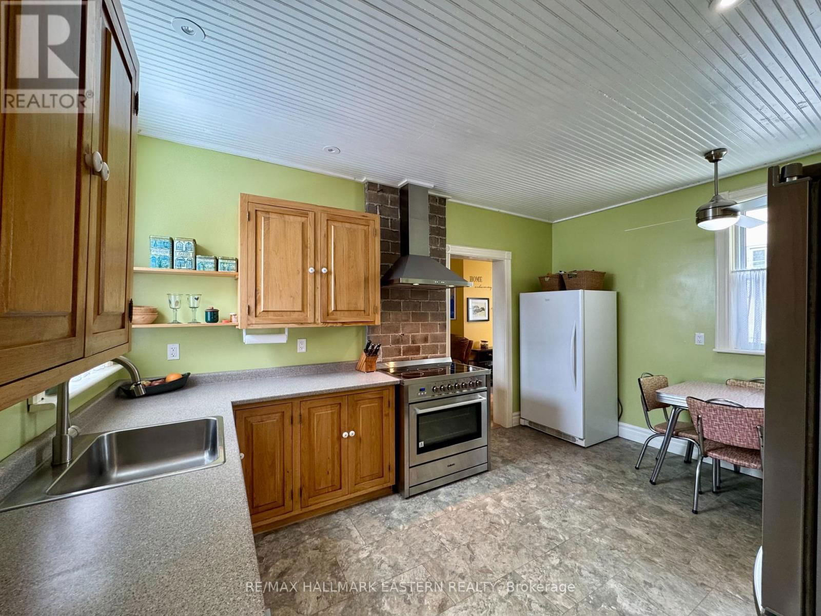 2464 QUEEN MARY STREET Image 6