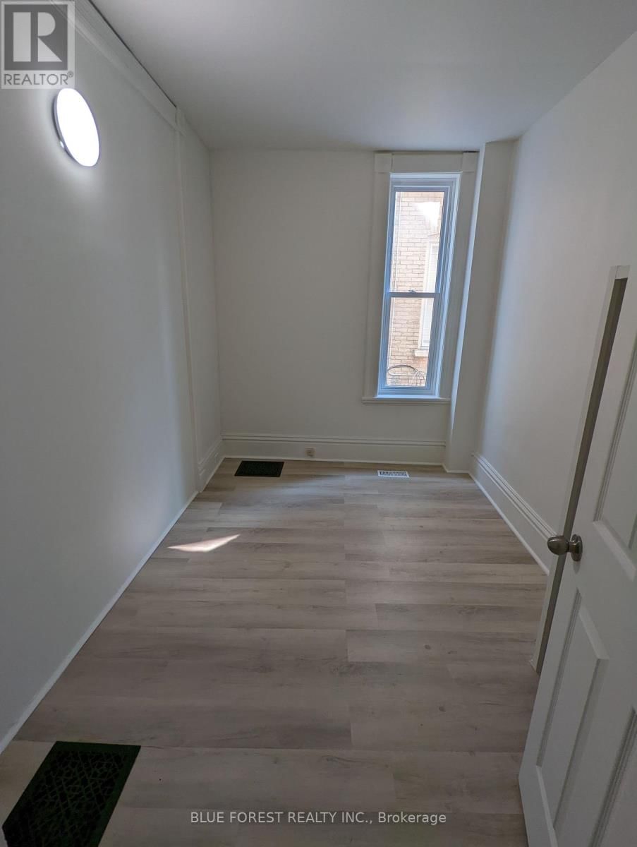 20 BAY STREET Image 9