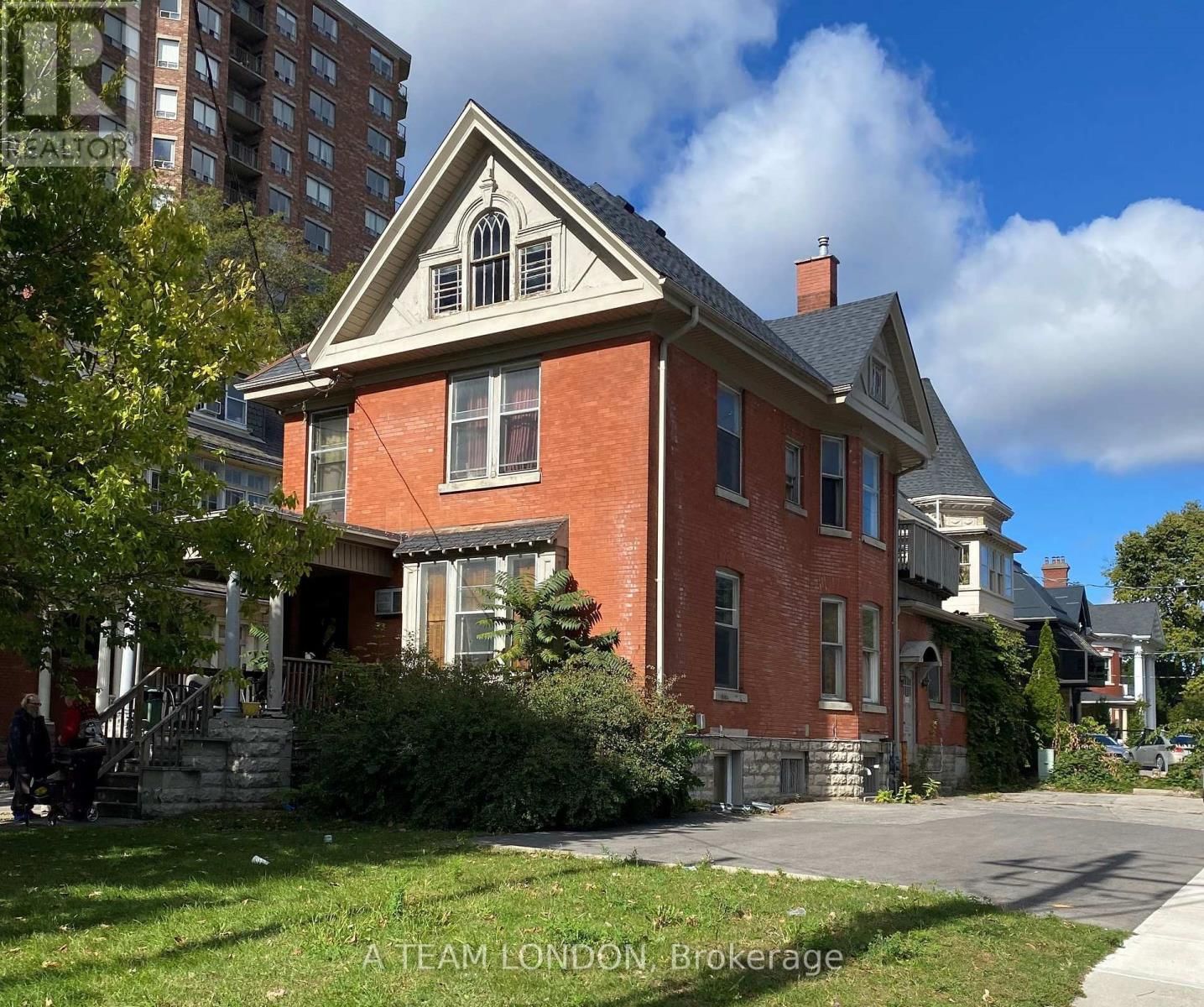 334 QUEENS AVENUE Image 1