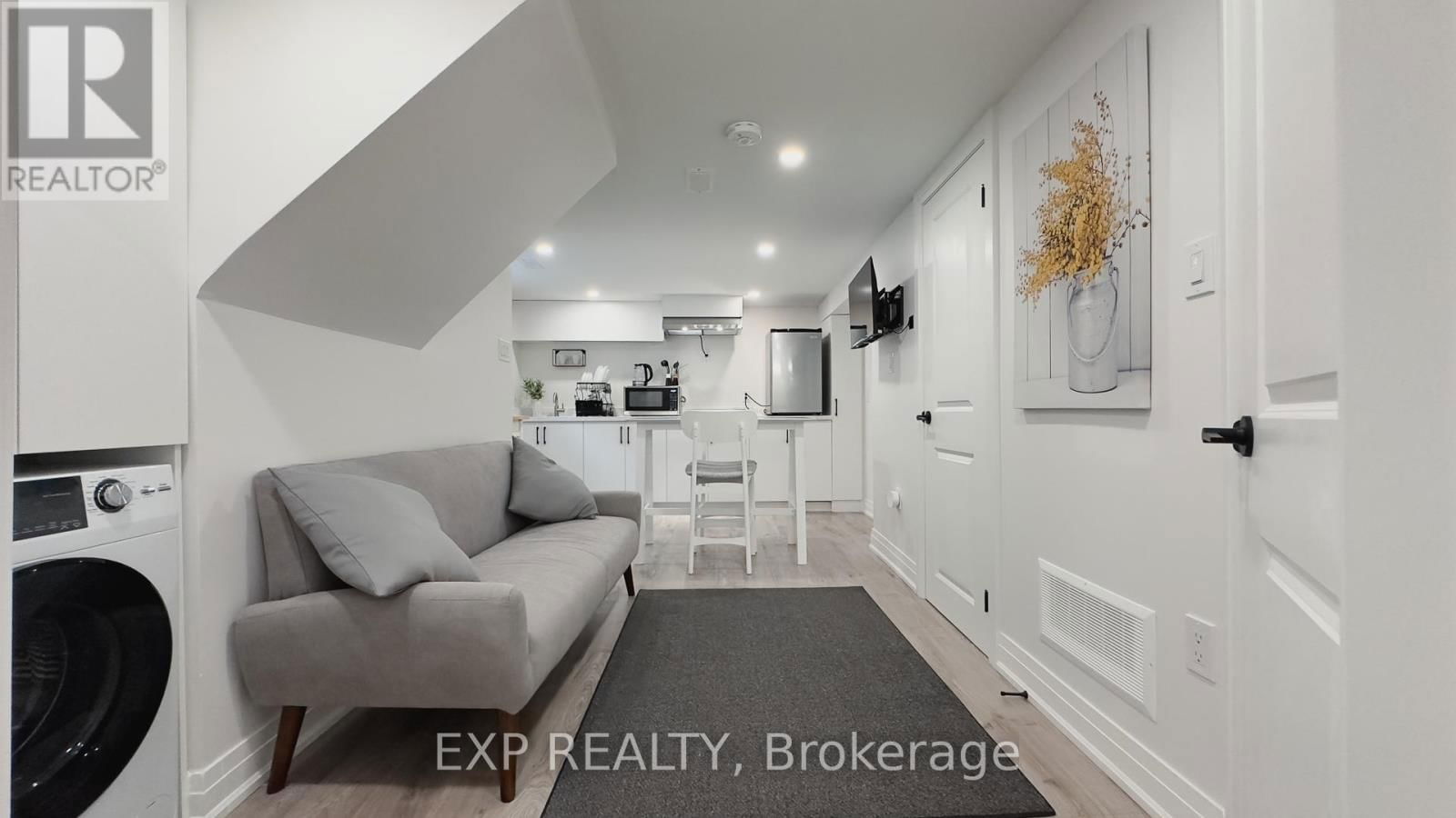 124 BOND STREET NORTH Image 23