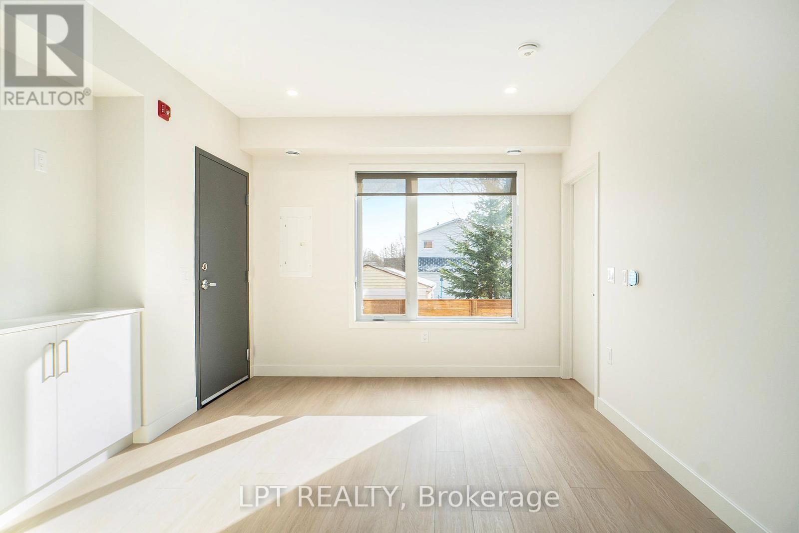 4 - 158 LAVAL STREET Image 3