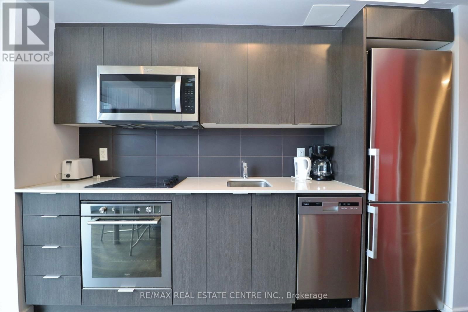 2006 - 105 CHAMPAGNE AVENUE Image 11