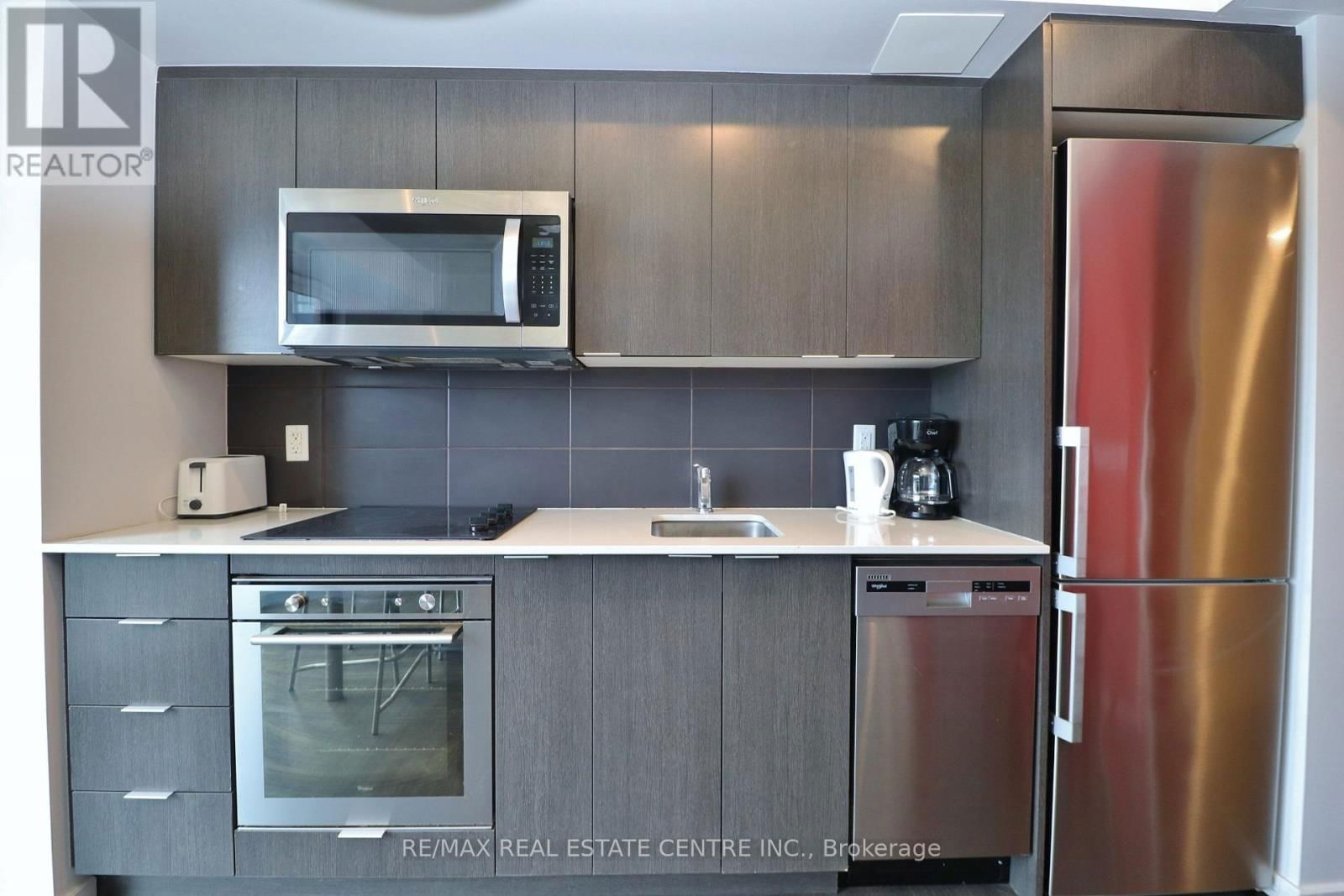 2006 - 105 CHAMPAGNE AVENUE Image 25
