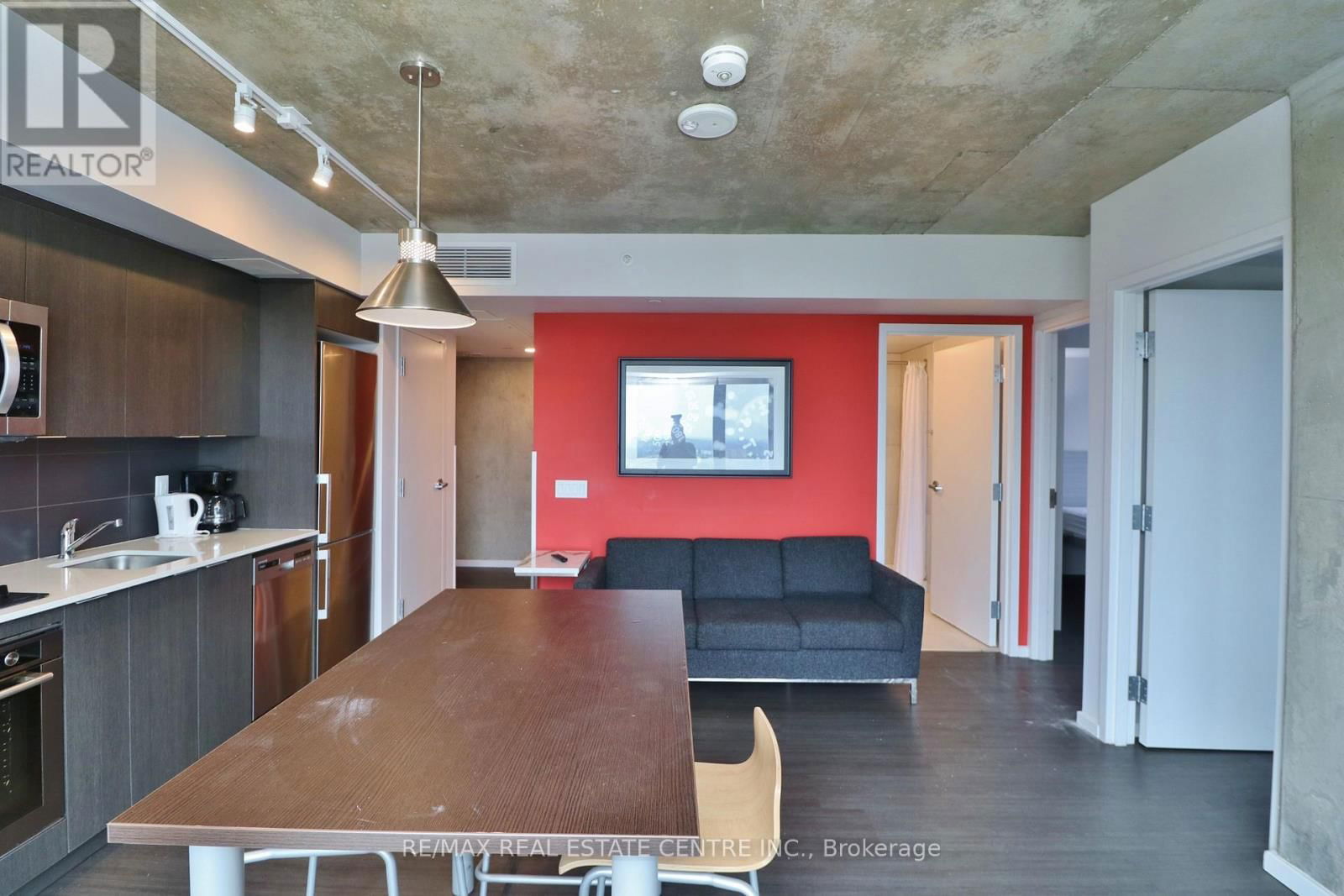 2006 - 105 CHAMPAGNE AVENUE Image 27