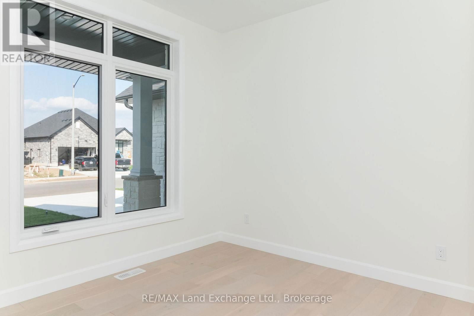 366 MCLEAN CRESCENT Image 12