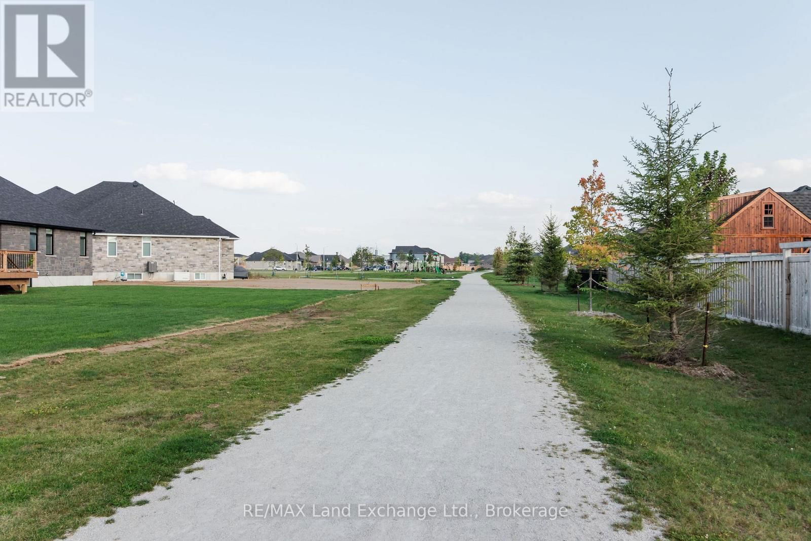 366 MCLEAN CRESCENT Image 32
