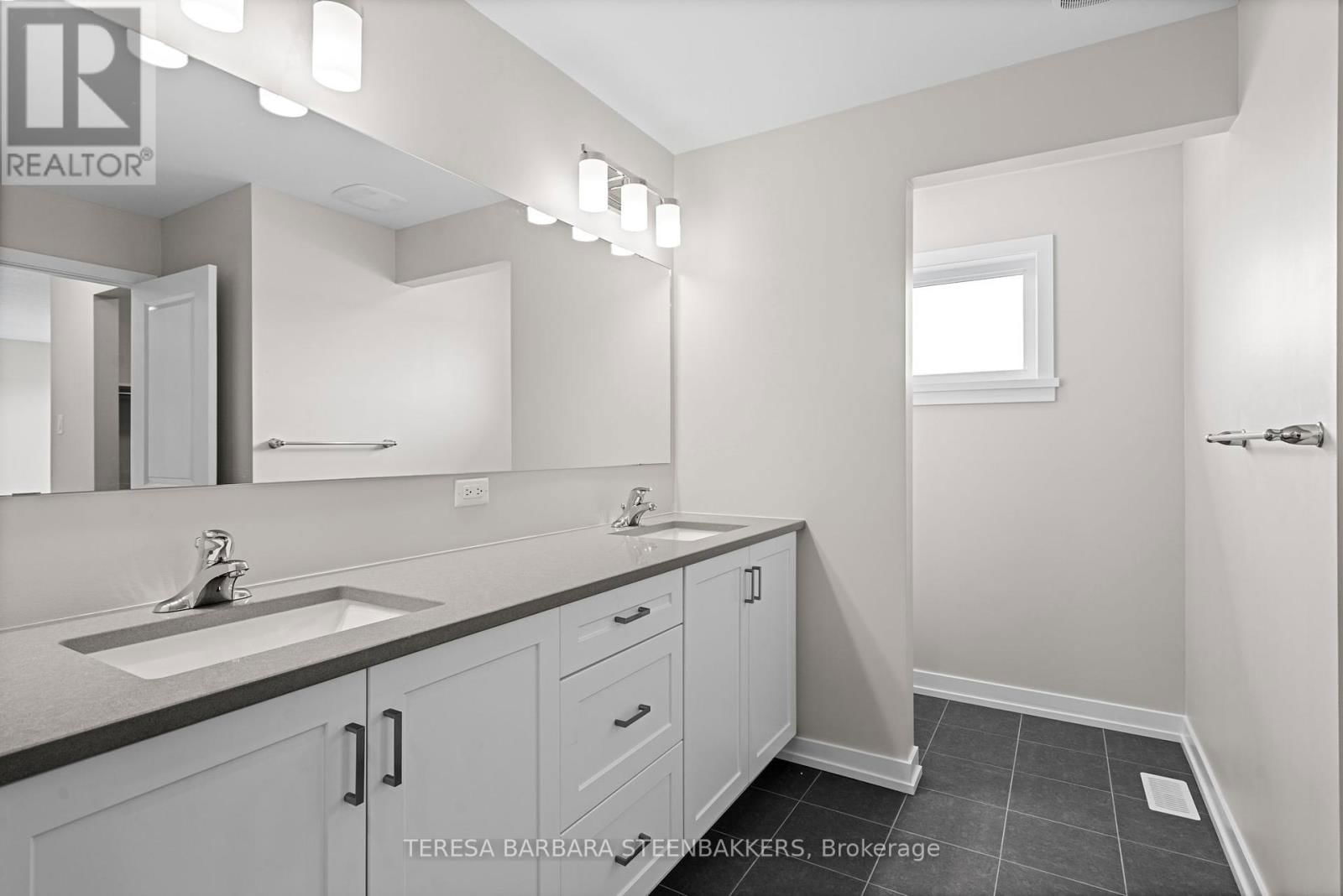 747 KENNY GORDON AVENUE WEST Image 35