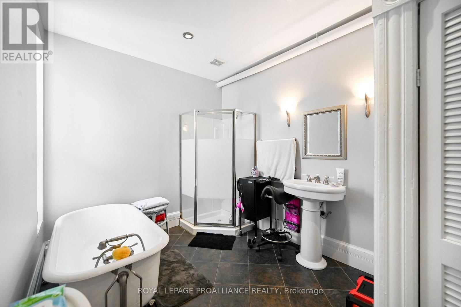35 BETHUNE STREET Image 16