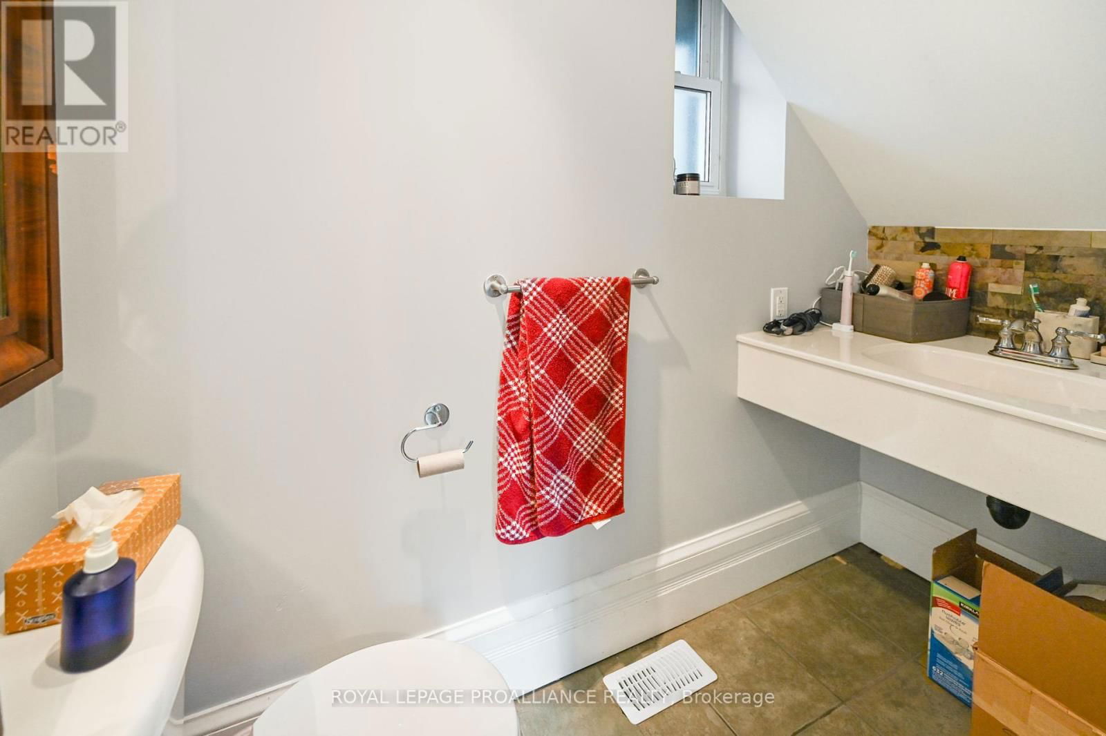 35 BETHUNE STREET Image 19