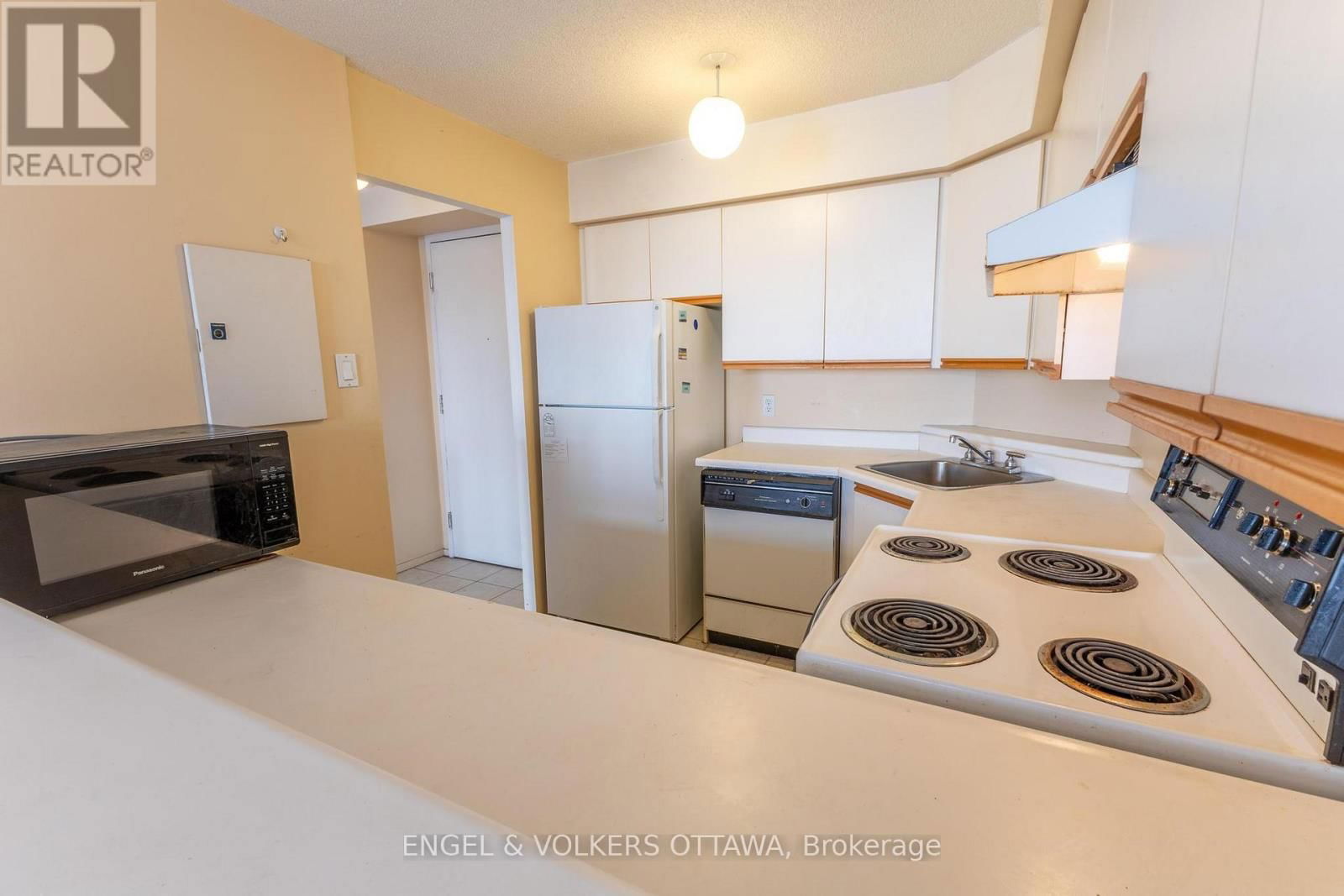 824 - 1025 GRENON AVENUE Image 14