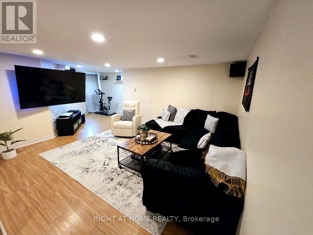 1196 RAINBOW STREET Image 14