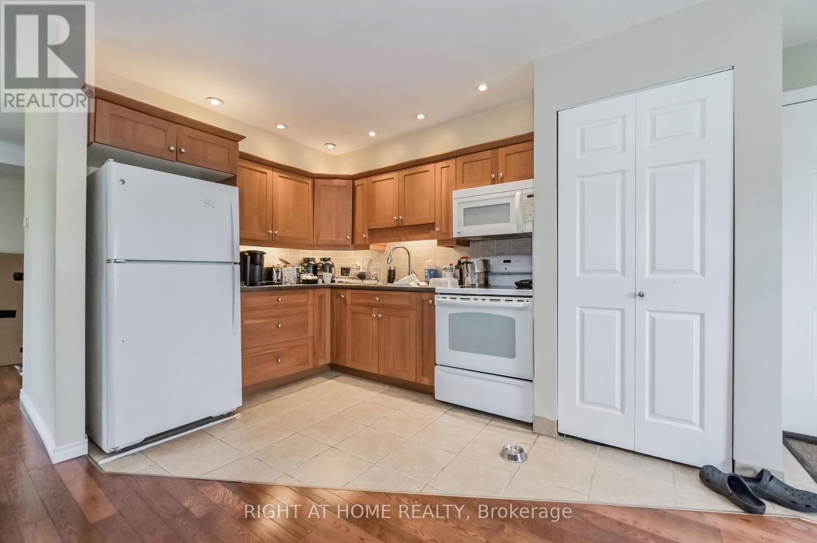 210 YORK STREET Image 20
