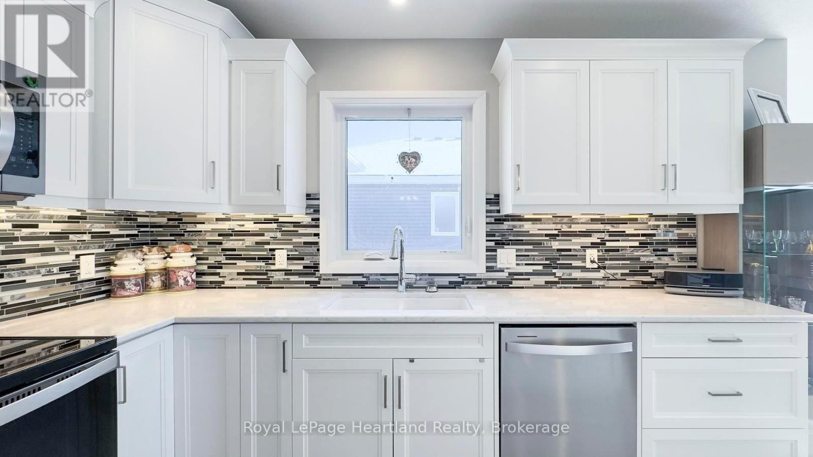 273 LAKE BREEZE DRIVE Image 13