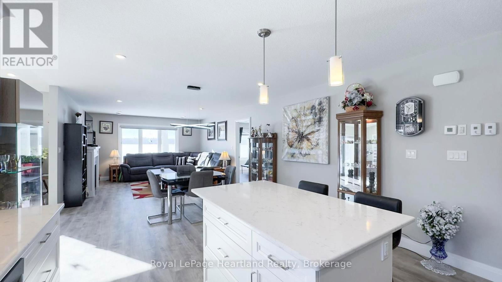 273 LAKE BREEZE DRIVE Image 14