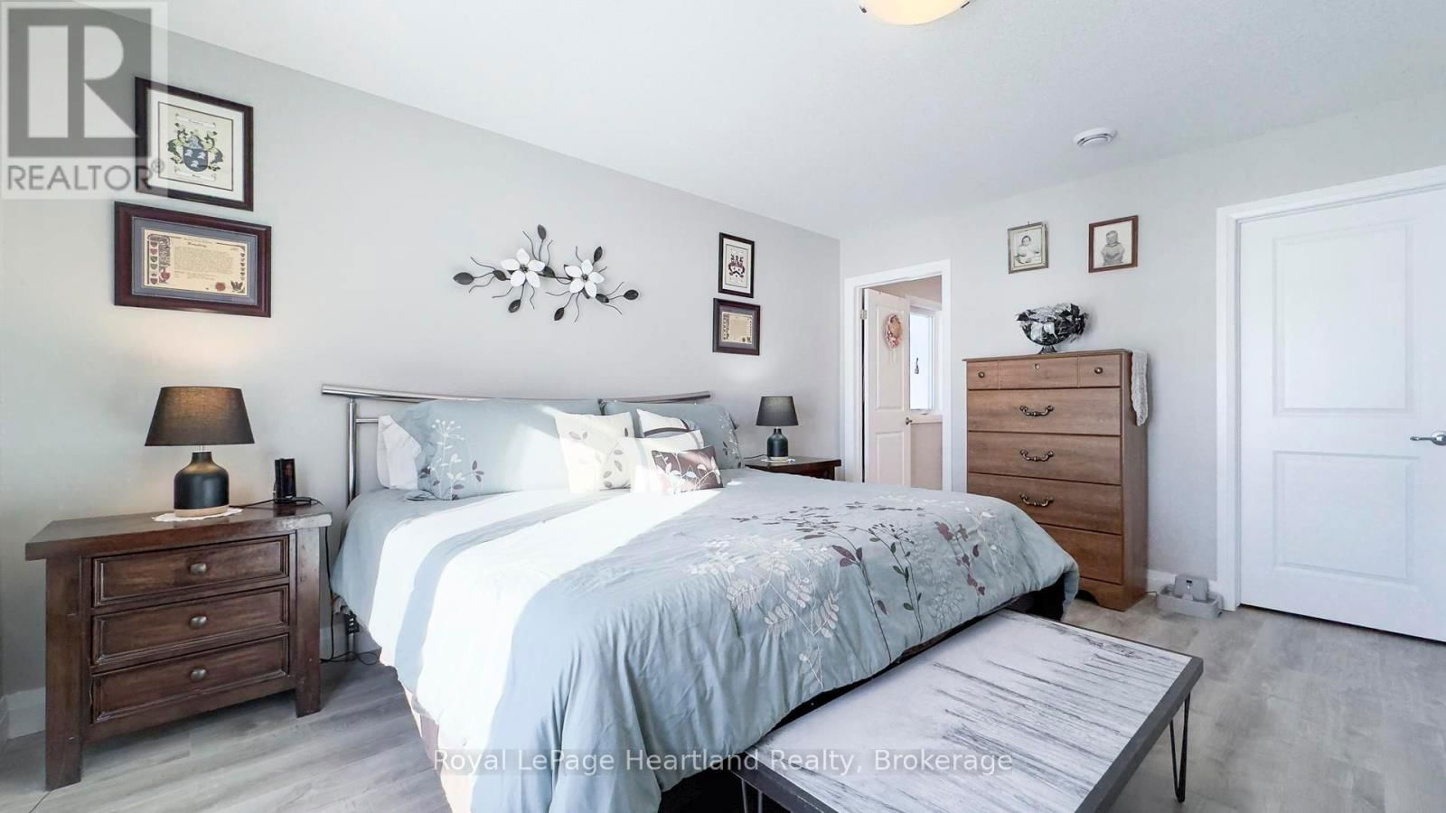 273 LAKE BREEZE DRIVE Image 28