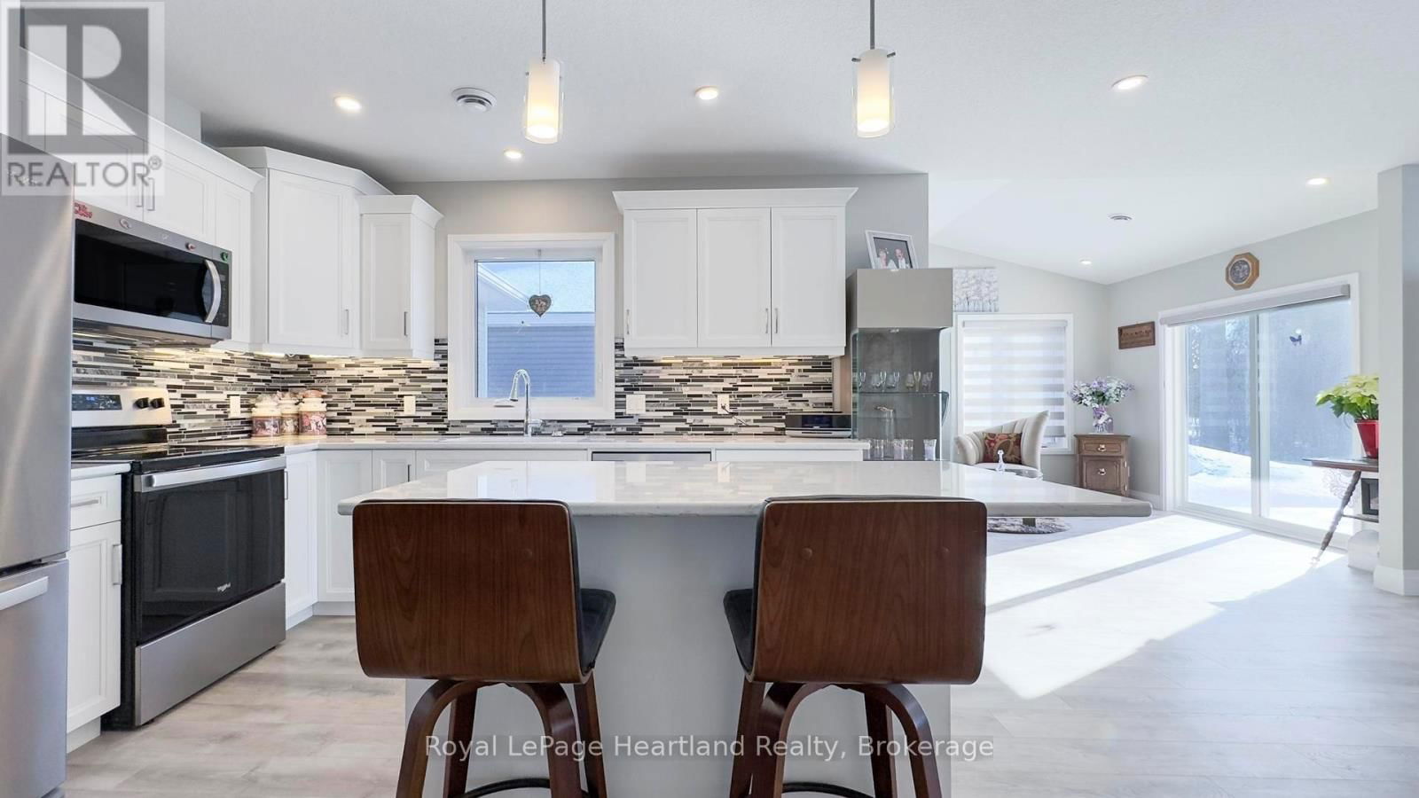 273 LAKE BREEZE DRIVE Image 8