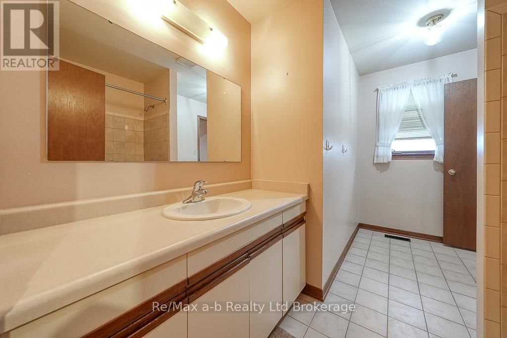 273 WHITING STREET Image 18