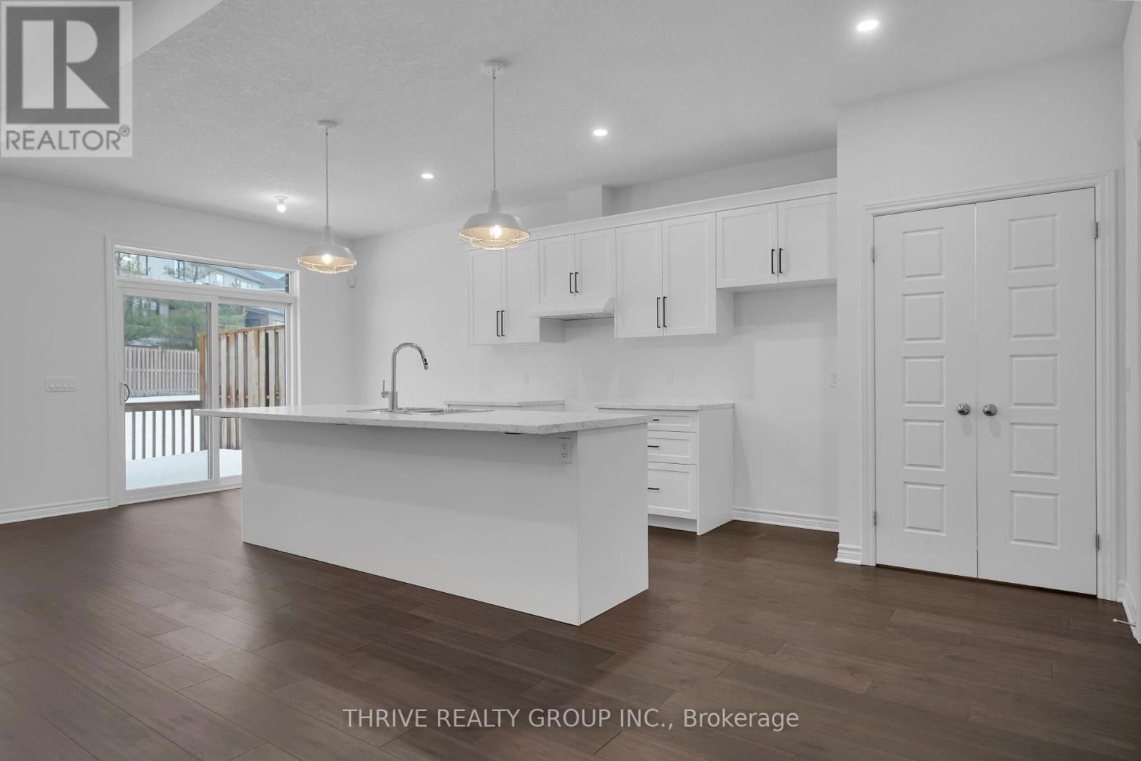 35 - 1080 UPPERPOINT AVENUE Image 12
