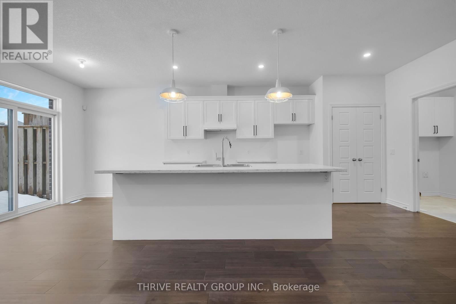 35 - 1080 UPPERPOINT AVENUE Image 13