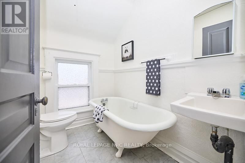 54 HENRY STREET Image 24