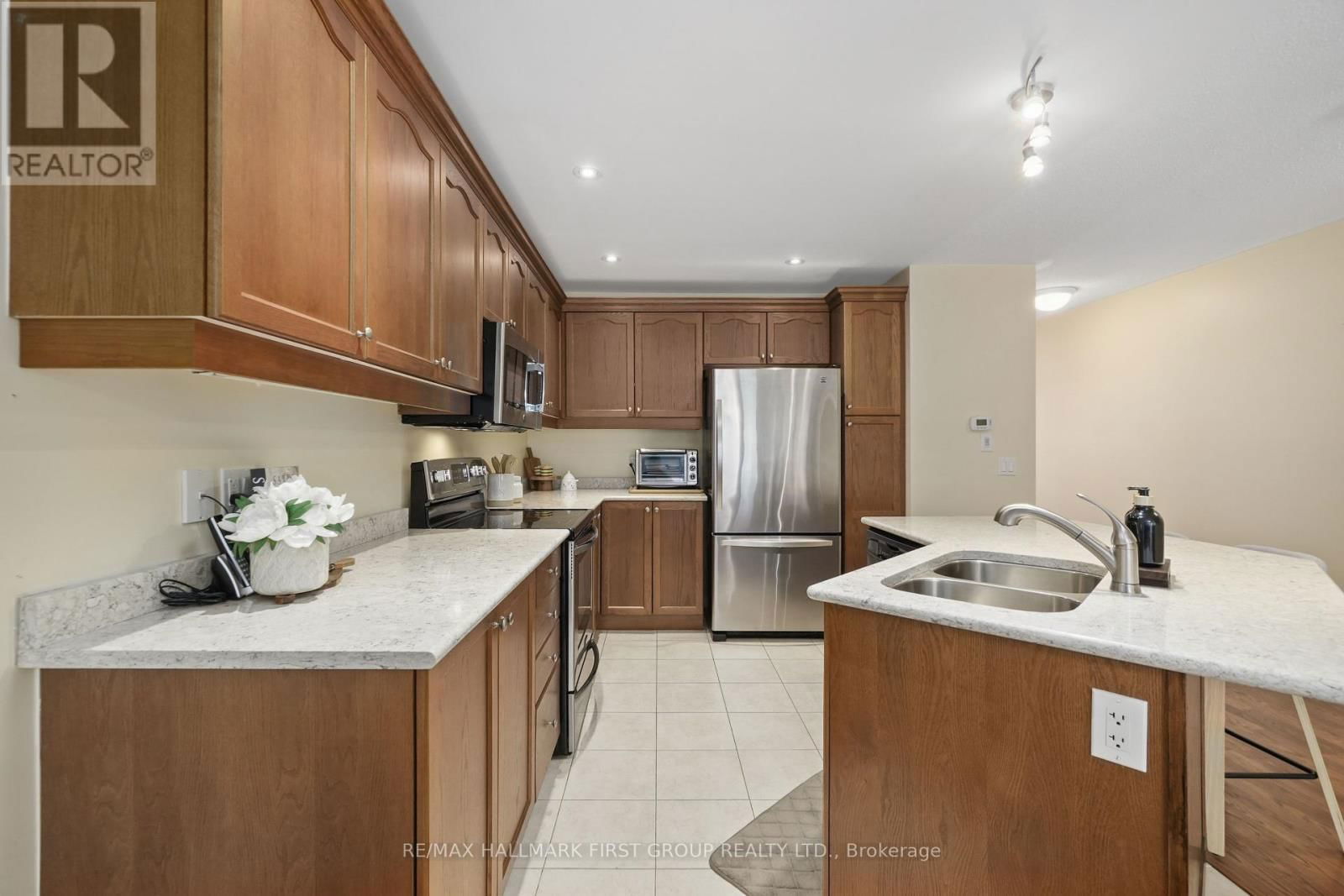 Unit 6 - 740 CARLISLE STREET Image 16