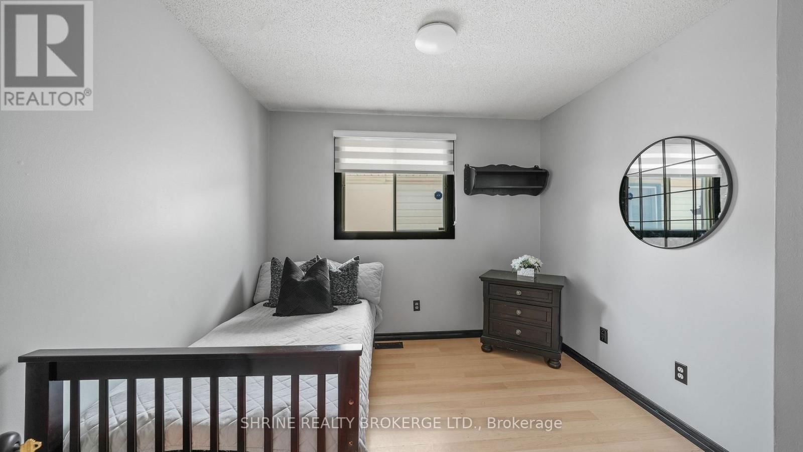 8 POPLAR CRESCENT Image 22