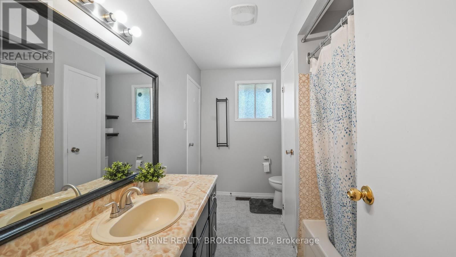 8 POPLAR CRESCENT Image 24