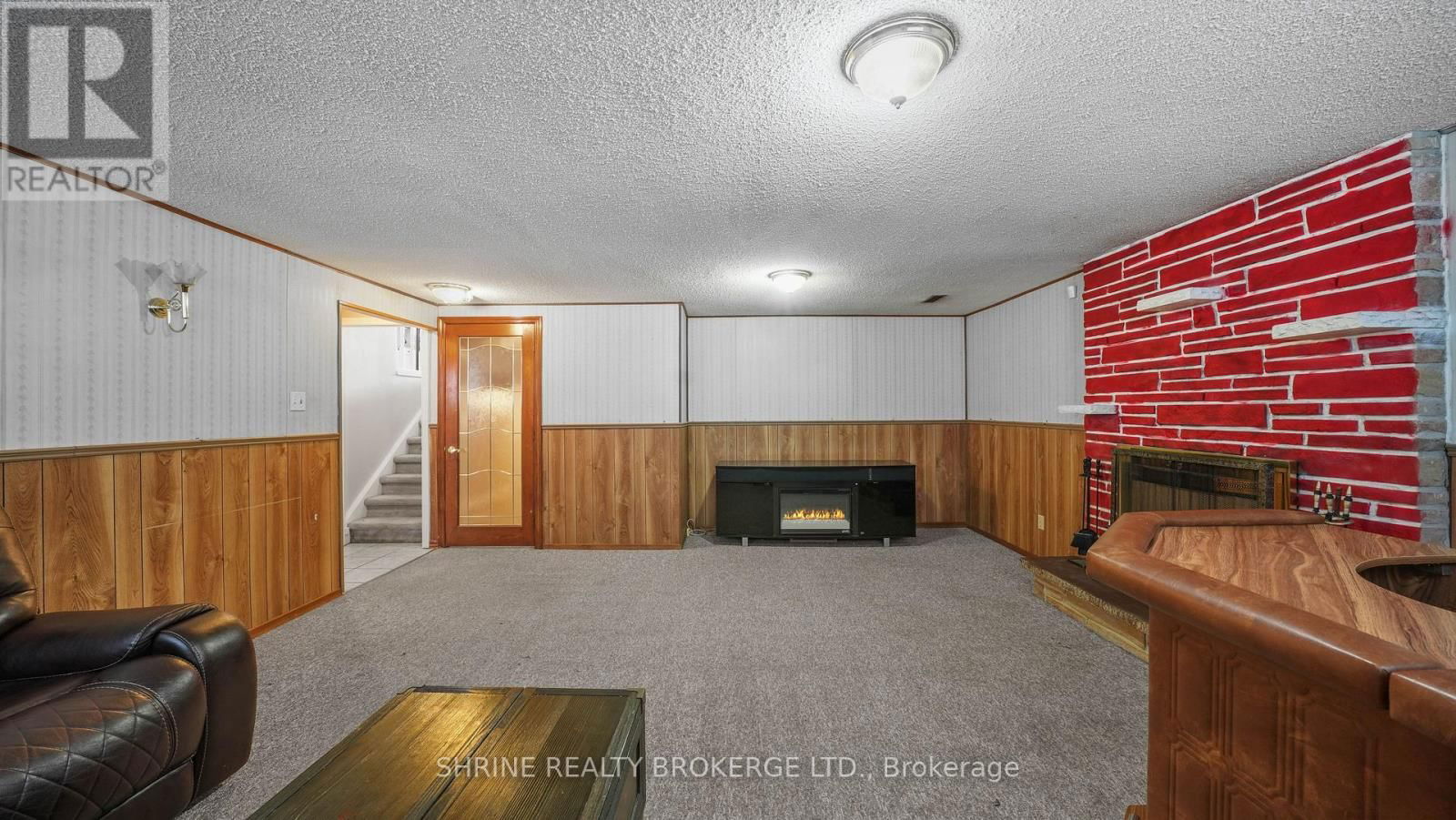 8 POPLAR CRESCENT Image 26