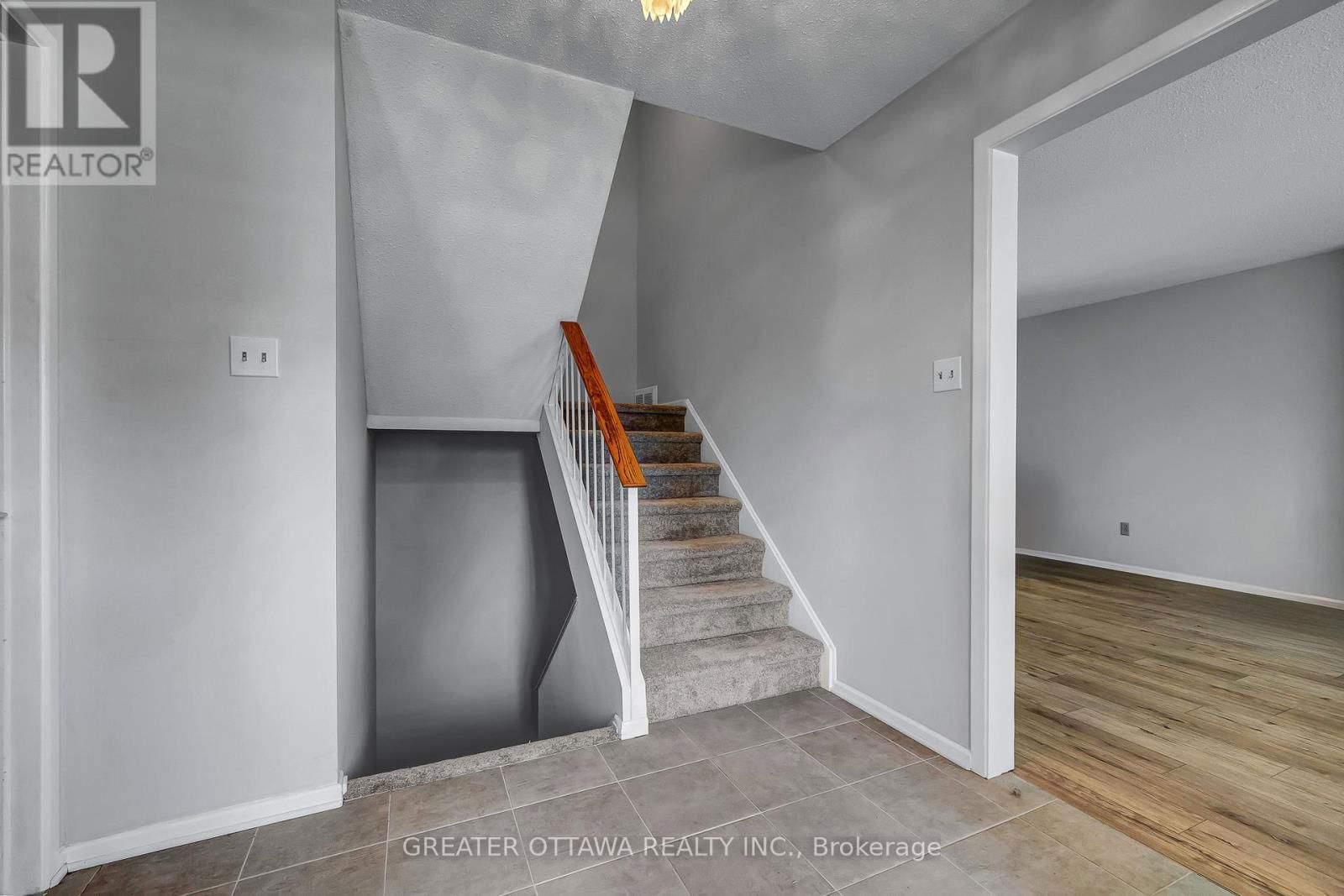 15 RUTHERFORD CRESCENT SOUTH Image 4