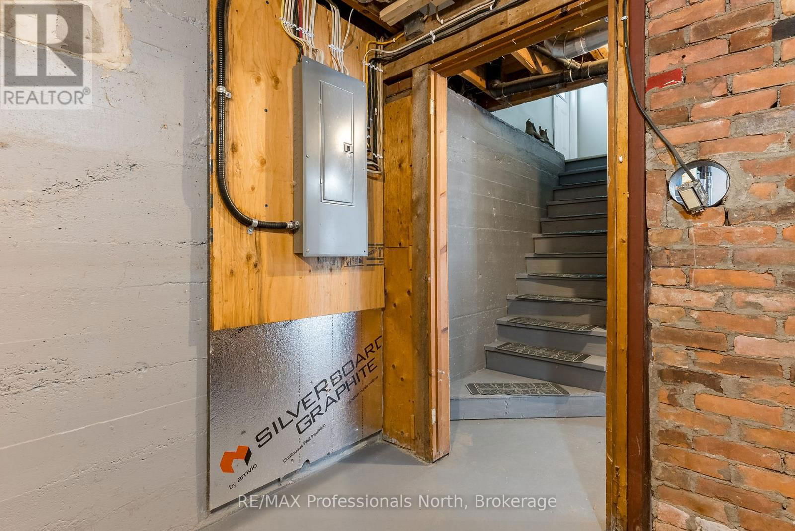 305 FALCON ROAD Image 32