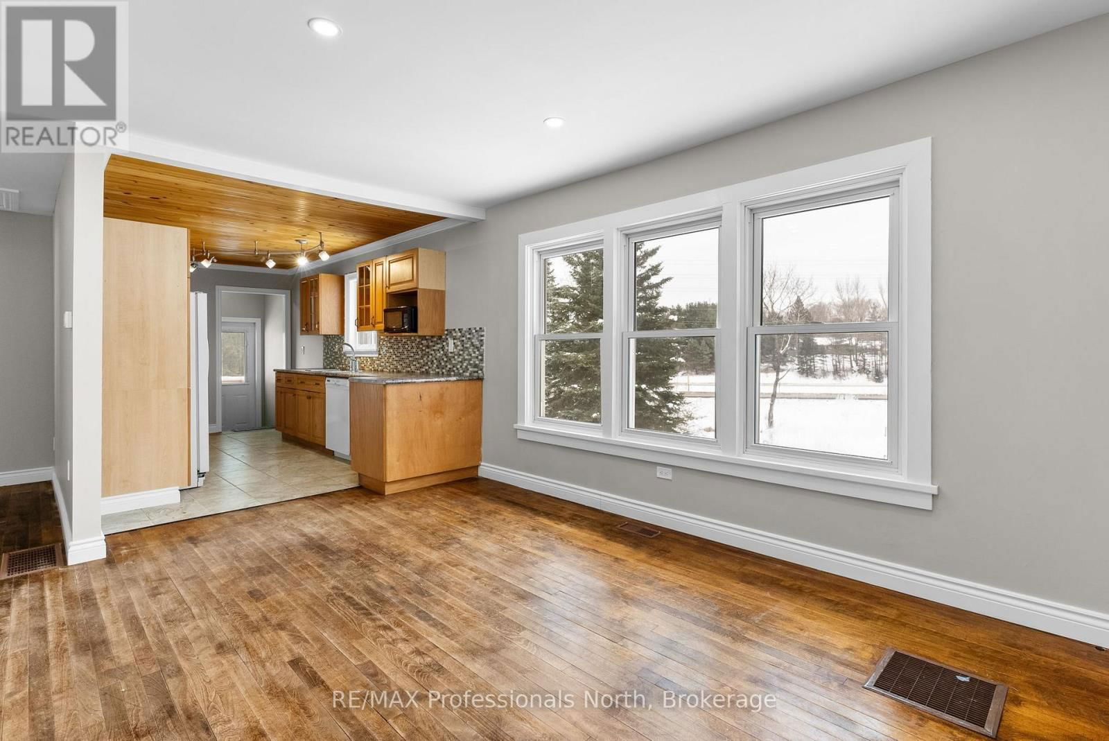 305 FALCON ROAD Image 8