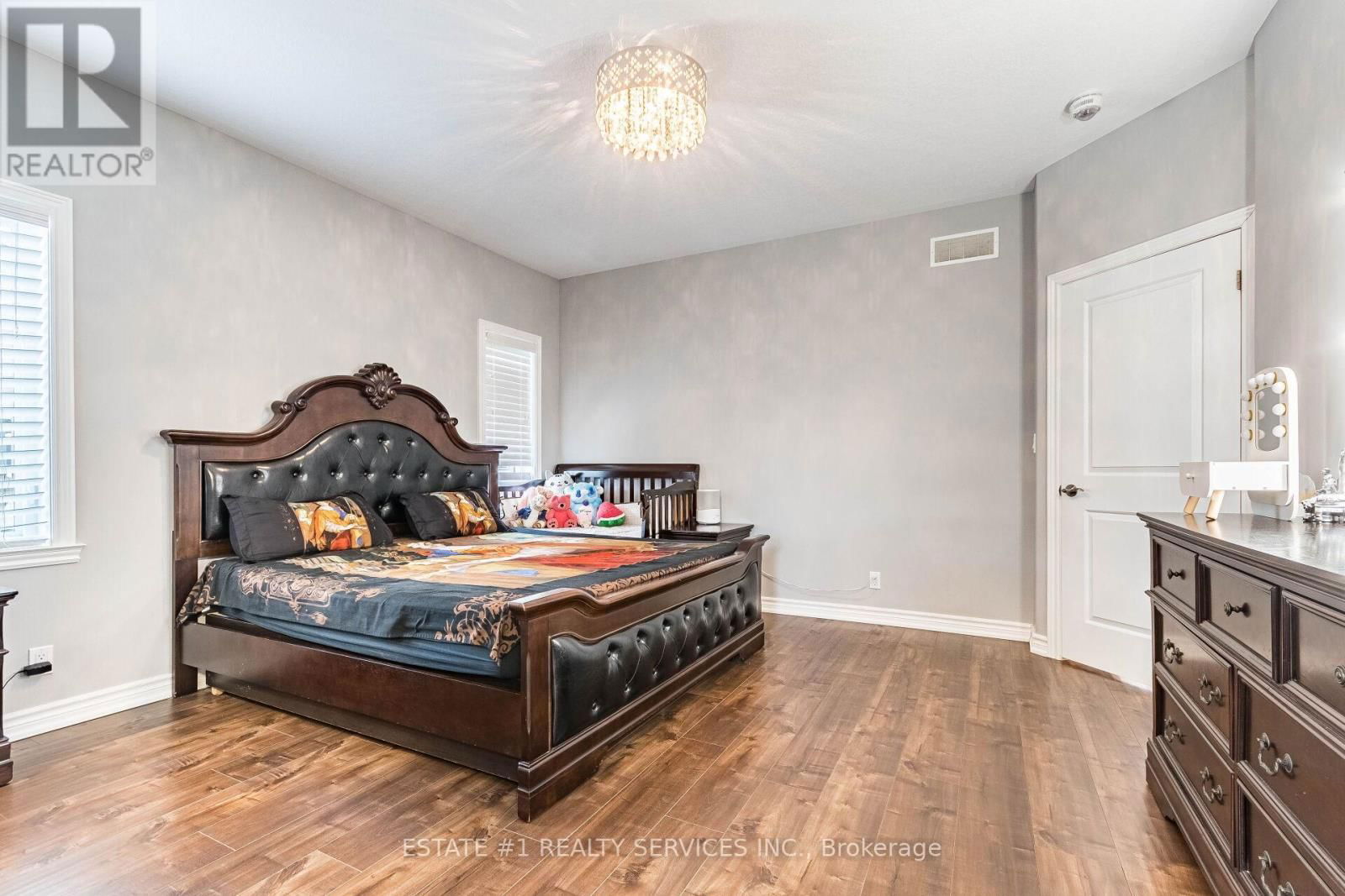 54 TAN AVENUE Image 24