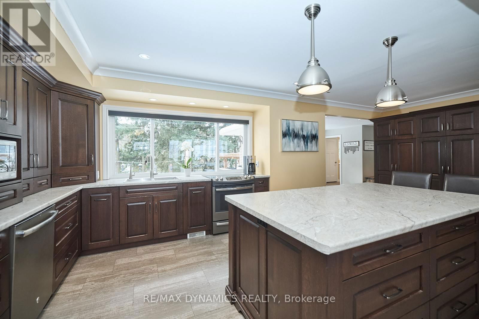 506 MEMORIAL DRIVE Image 12
