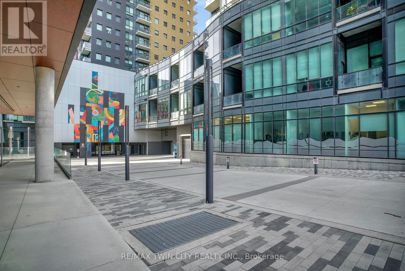 906 - 104 GARMENT STREET Image 2