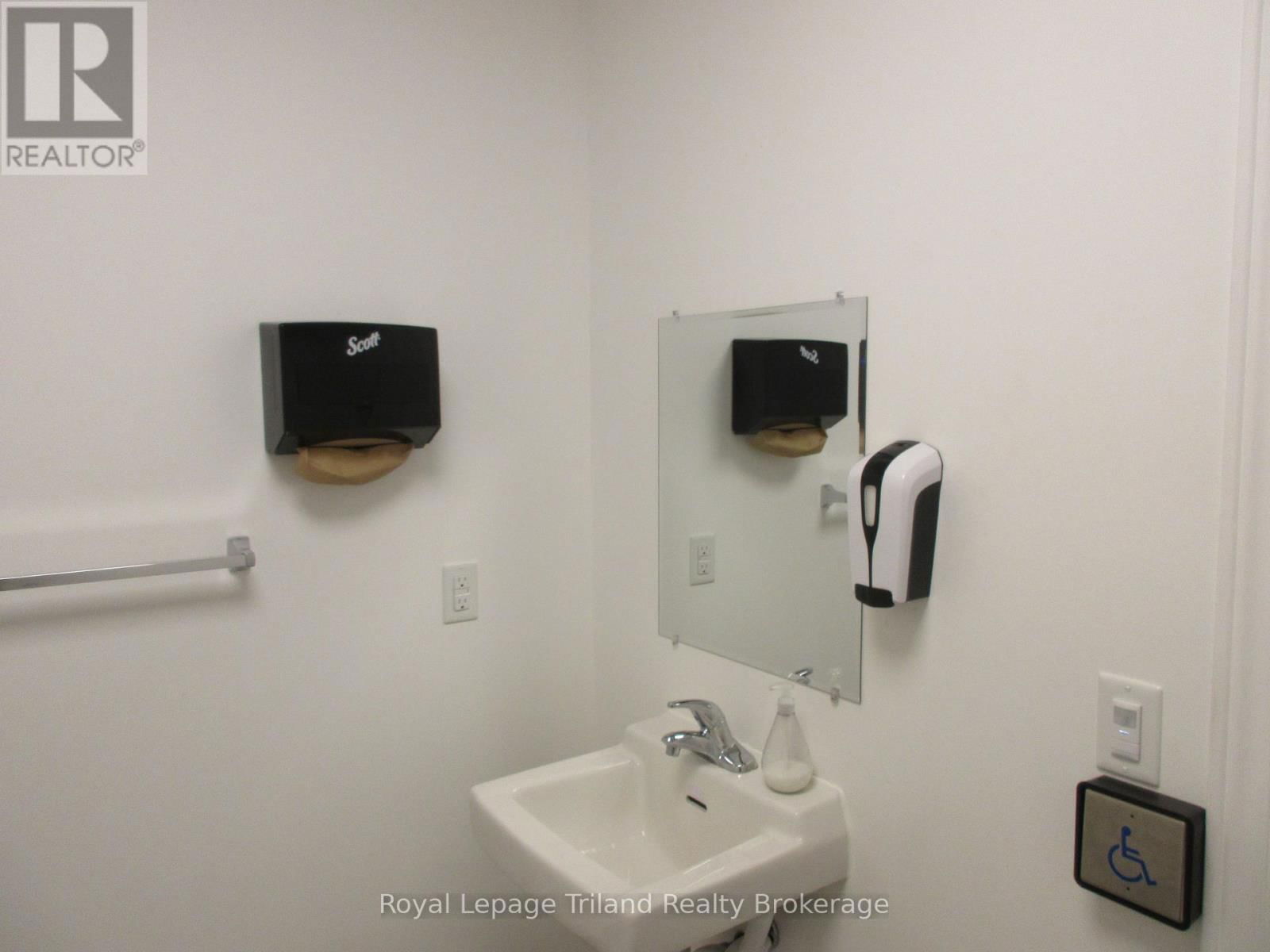 5 - 1099 COMMERCE WAY Image 16