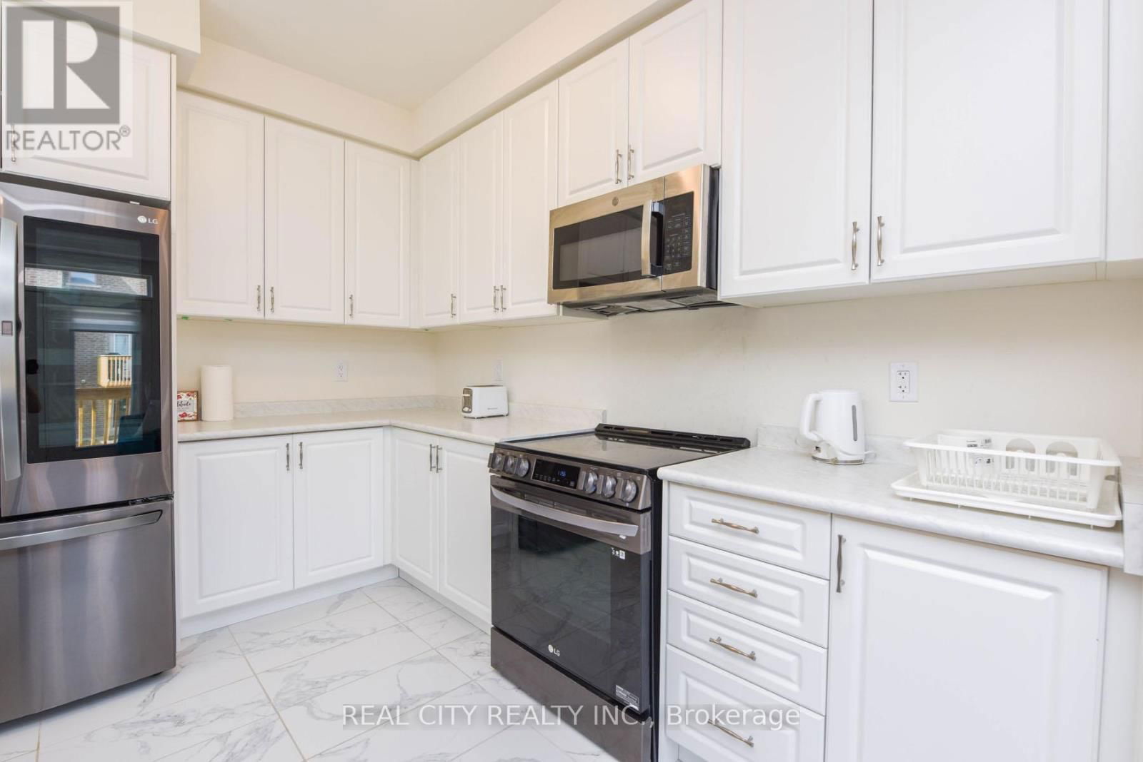 38 SILVER MEADOW GARDENS Image 13