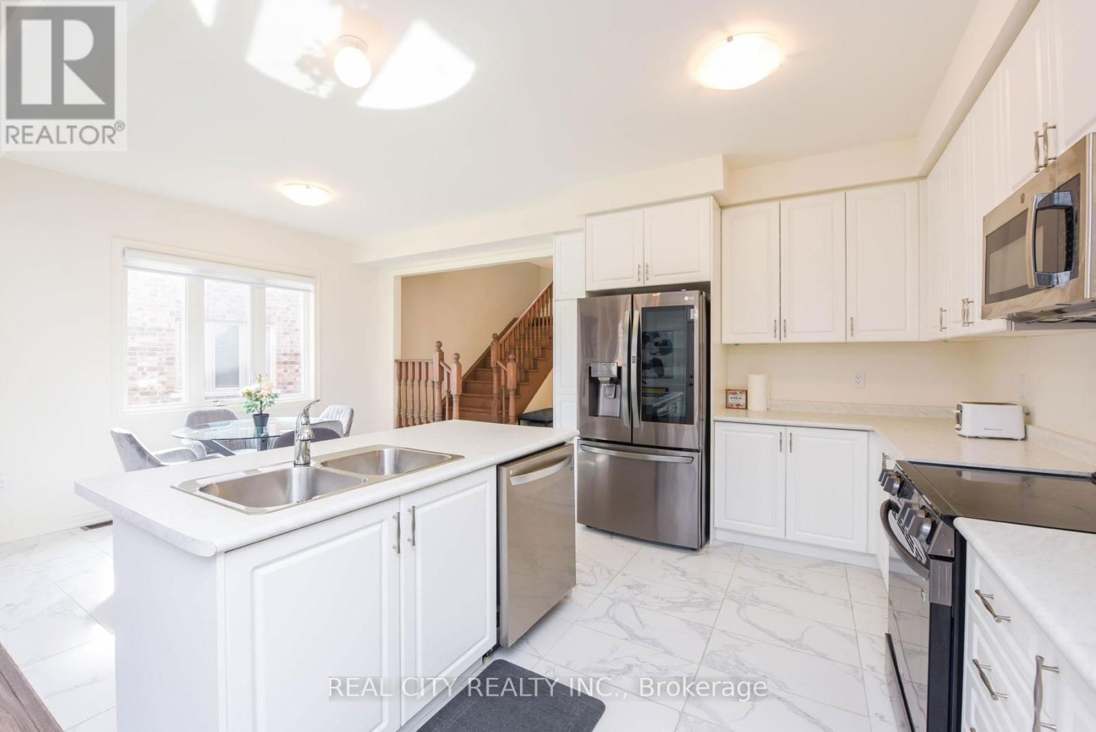 38 SILVER MEADOW GARDENS Image 14
