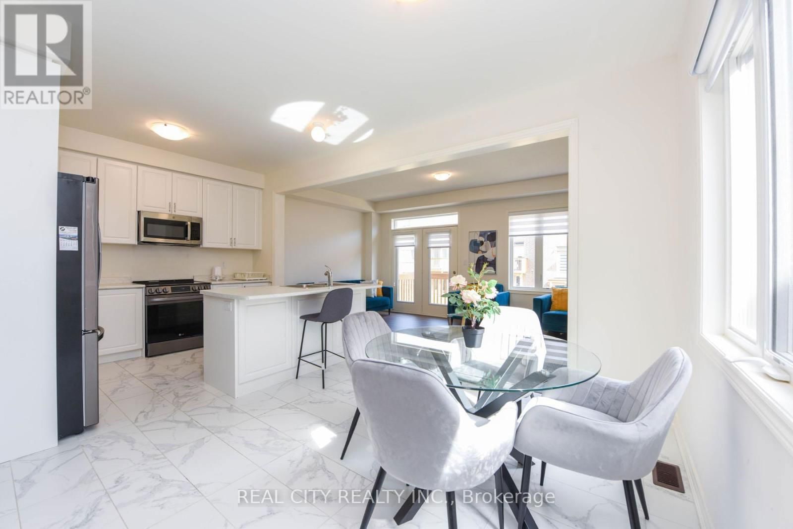38 SILVER MEADOW GARDENS Image 19