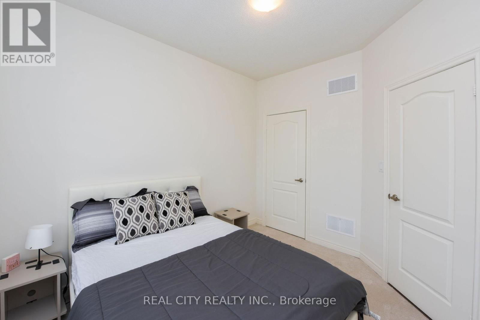 38 SILVER MEADOW GARDENS Image 21