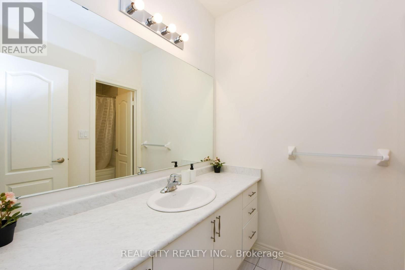 38 SILVER MEADOW GARDENS Image 25