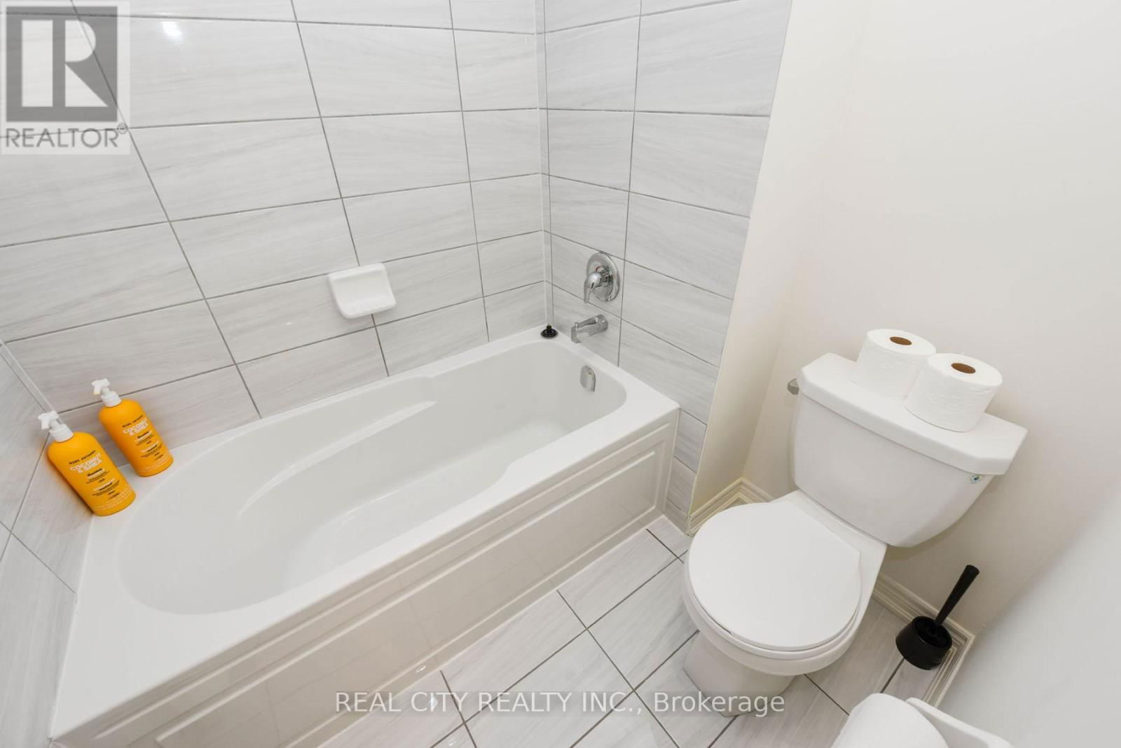 38 SILVER MEADOW GARDENS Image 26