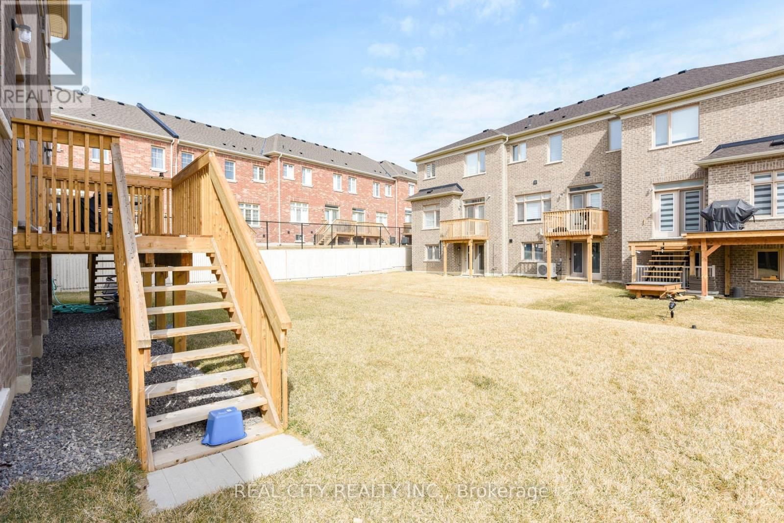 38 SILVER MEADOW GARDENS Image 41